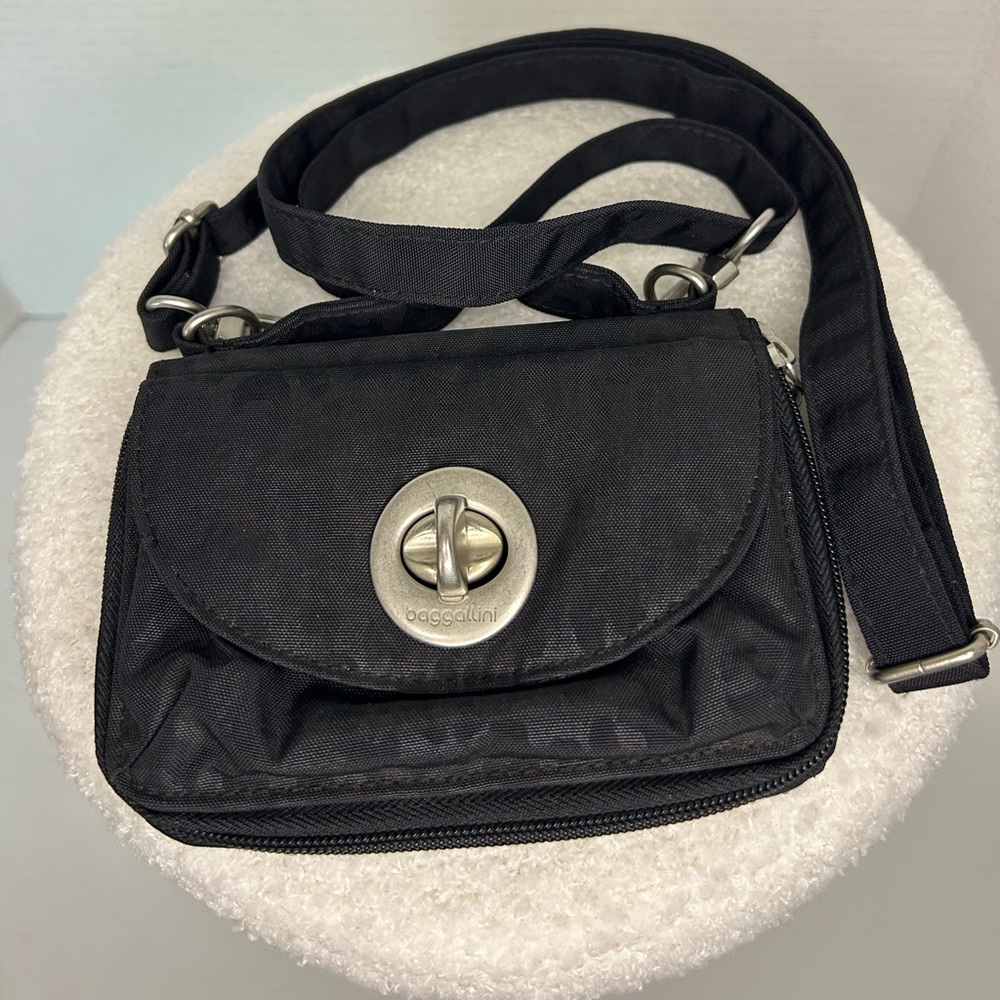 Baggallini Small Black leopard, print Crossbody with Adjustable removable strap.